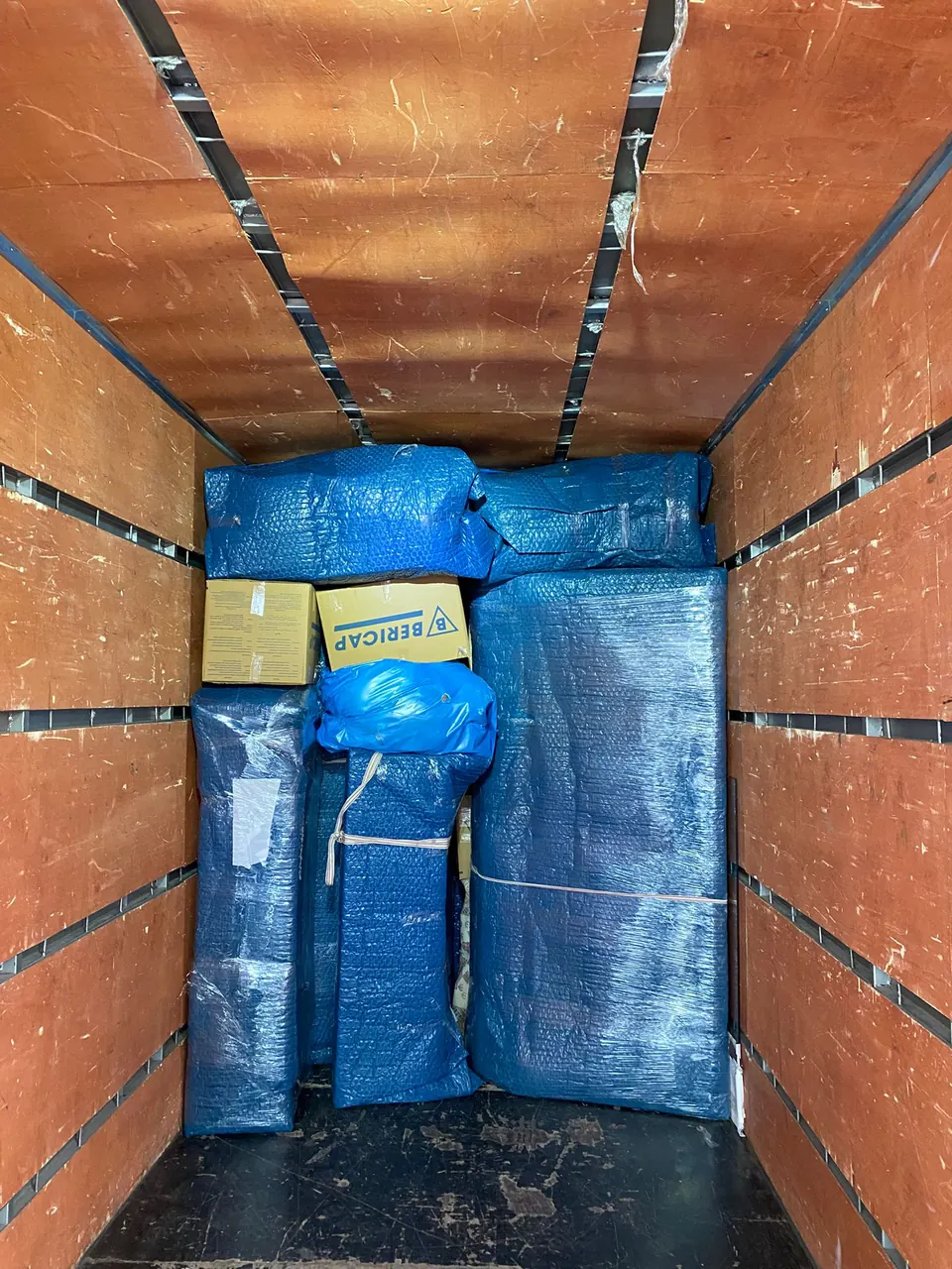Araç içinde paketli eşya yükleme düzeni