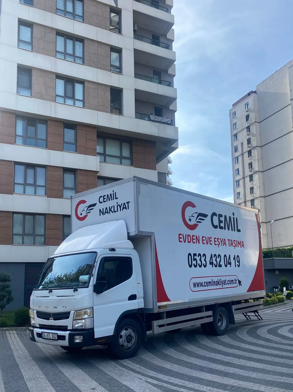Cemil Nakliyat aracı site önünde taşıma hazırlığı