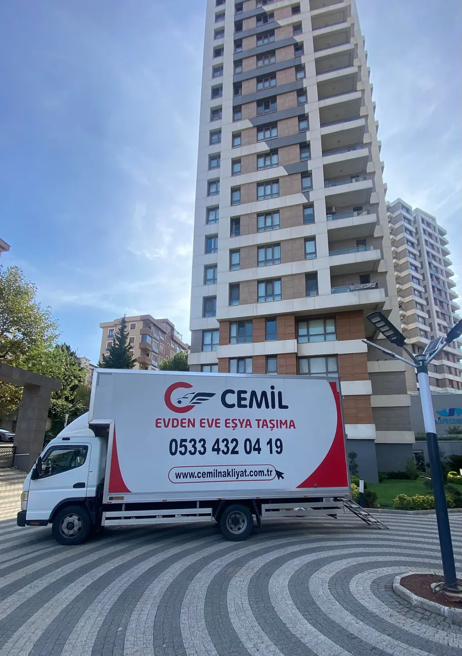 Cemil Nakliyat kamyonu bina önünde şehirler arası taşıma