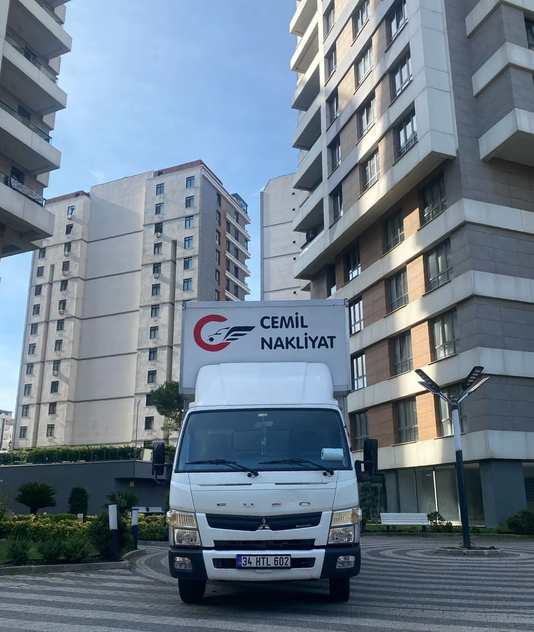 Cemil Nakliyat aracı apartman önünde yükleme hazırlığı
