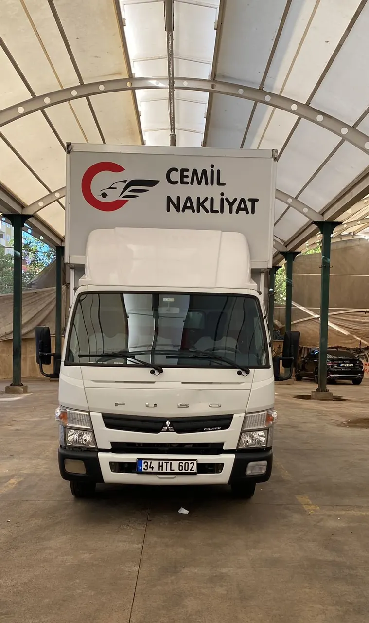 Kapalı alanda Cemil Nakliyat aracı taşıma hazırlığı