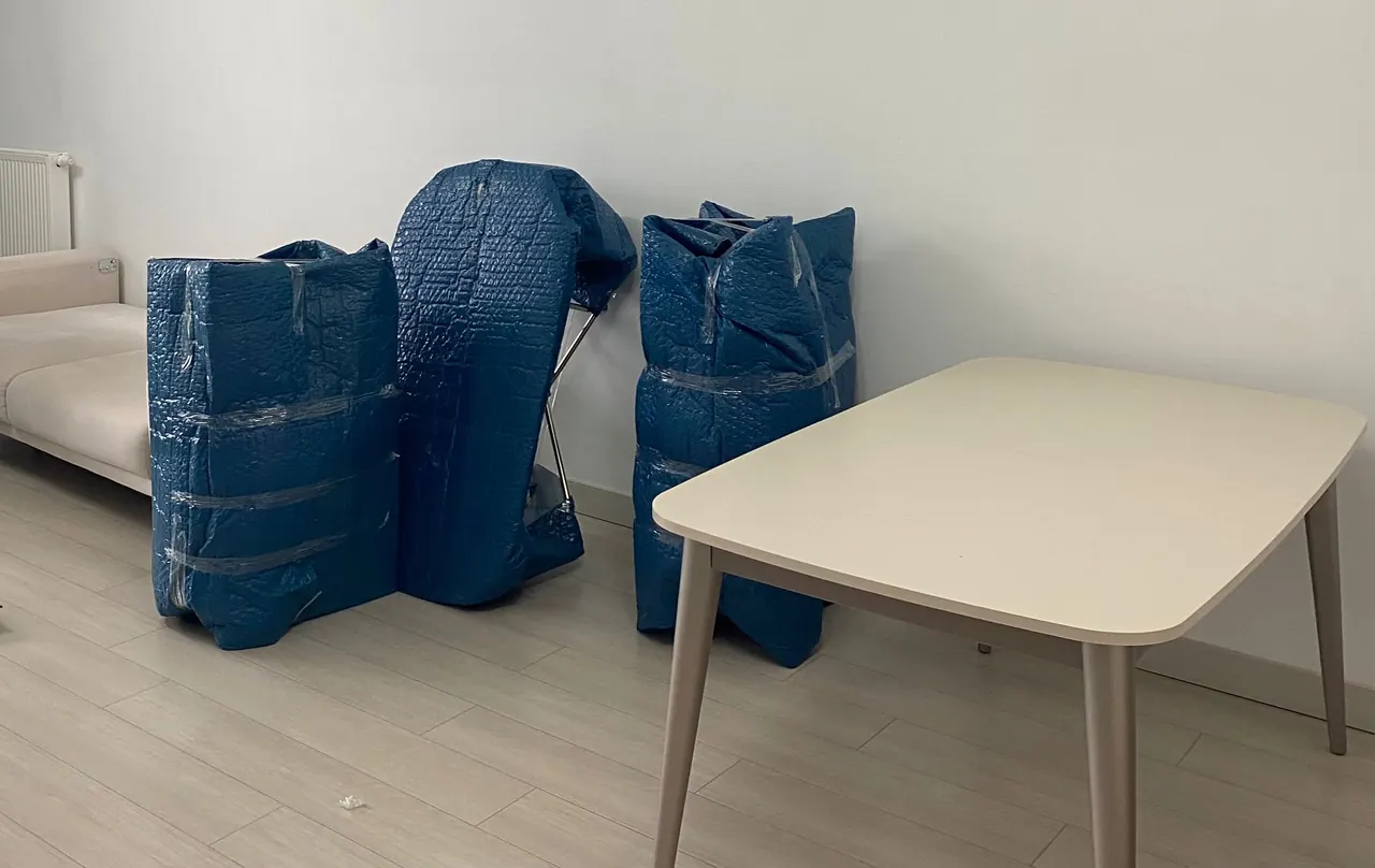 Oda içinde paketlenmiş eşya taşıma hazırlığı