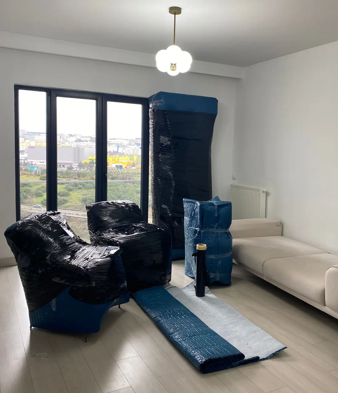 Paketlenmiş koltuk ve mobilya taşıma hazırlığı