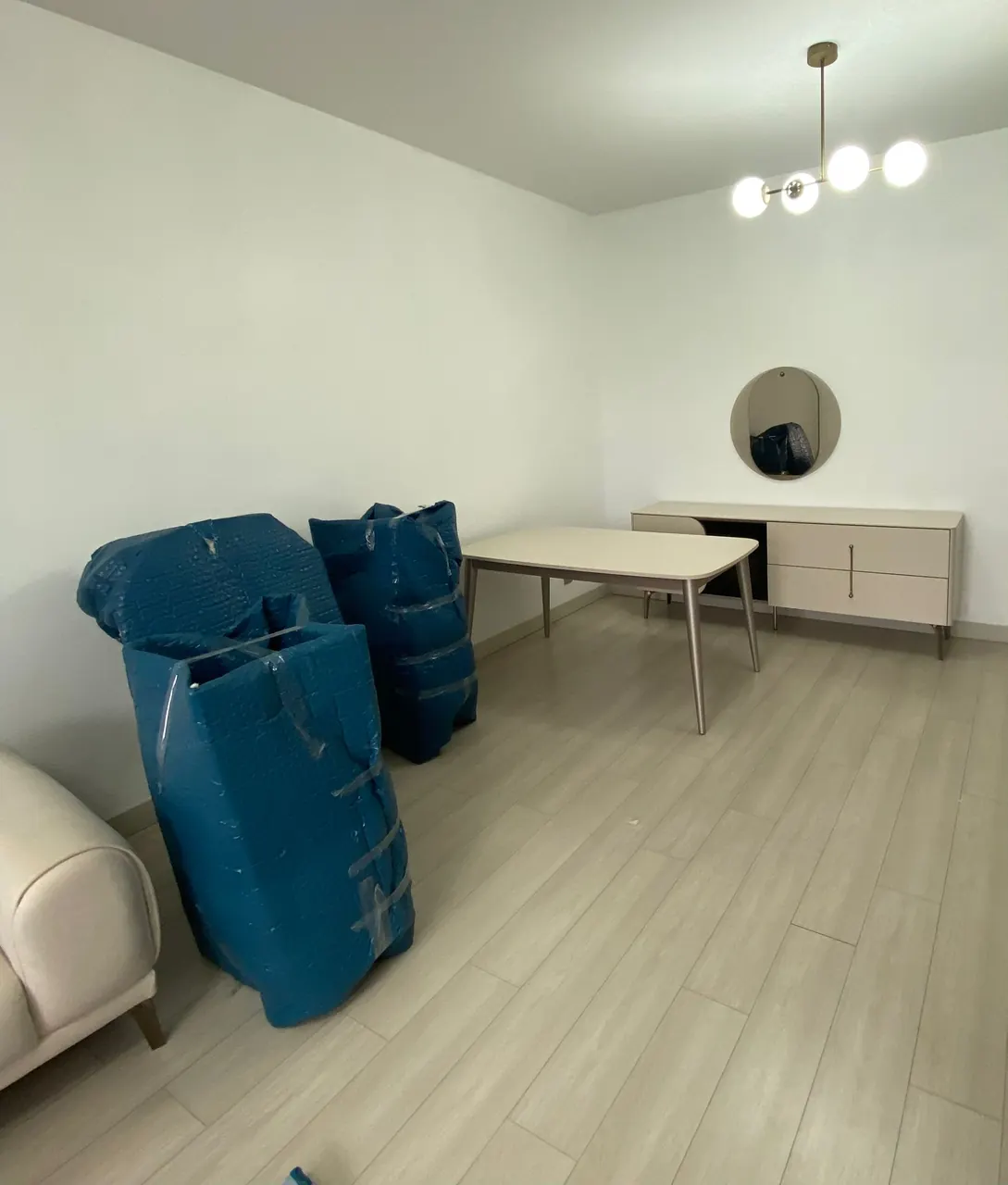 Paketli eşyaların oda içinde düzenlenmesi