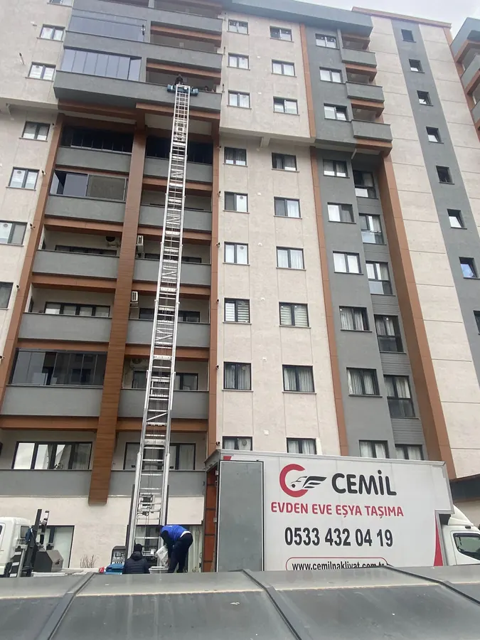 Cemil Nakliyat aracı bina önünde şehirler arası taşıma hazırlığı