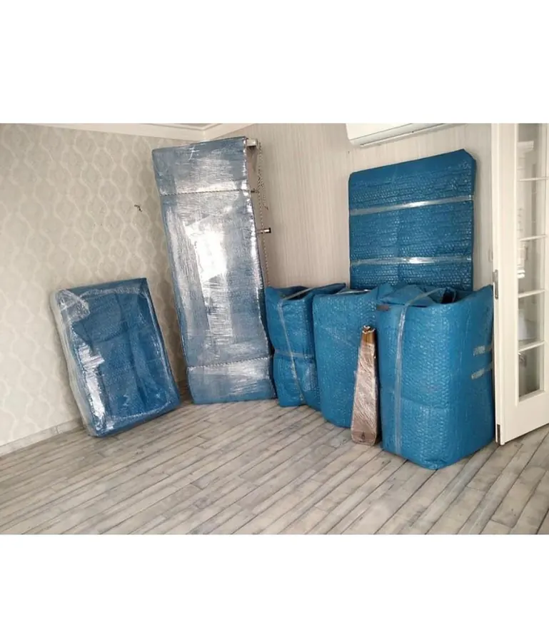 Korumalı paketlenmiş ev eşyaları taşıma hazırlığı