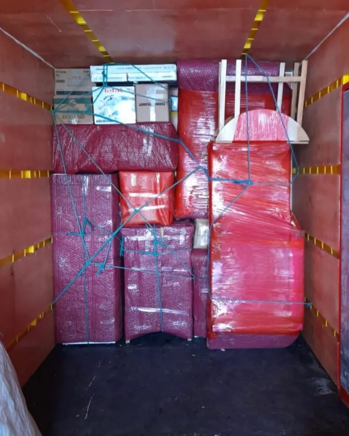 Araç içinde kırmızı ambalajlı eşya yükleme düzeni