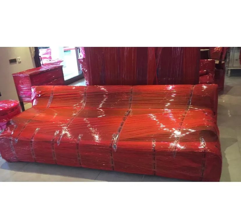 Kırmızı ambalajlı koltuk ve mobilya paketleme