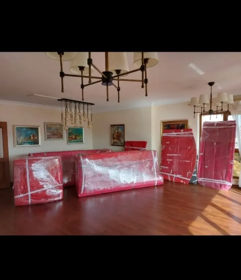 Salon eşyalarının kırmızı ambalajla paketlenmesi