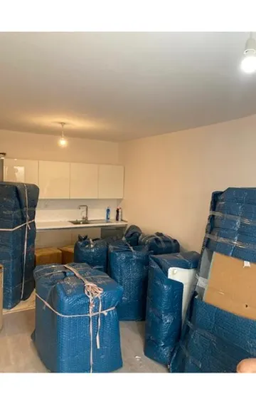 Mutfak alanında paketlenmiş ev eşyaları