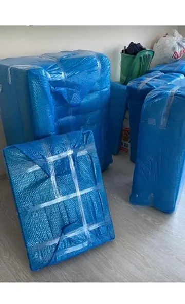 Oda içinde paketlenmiş mobilya ve eşyalar