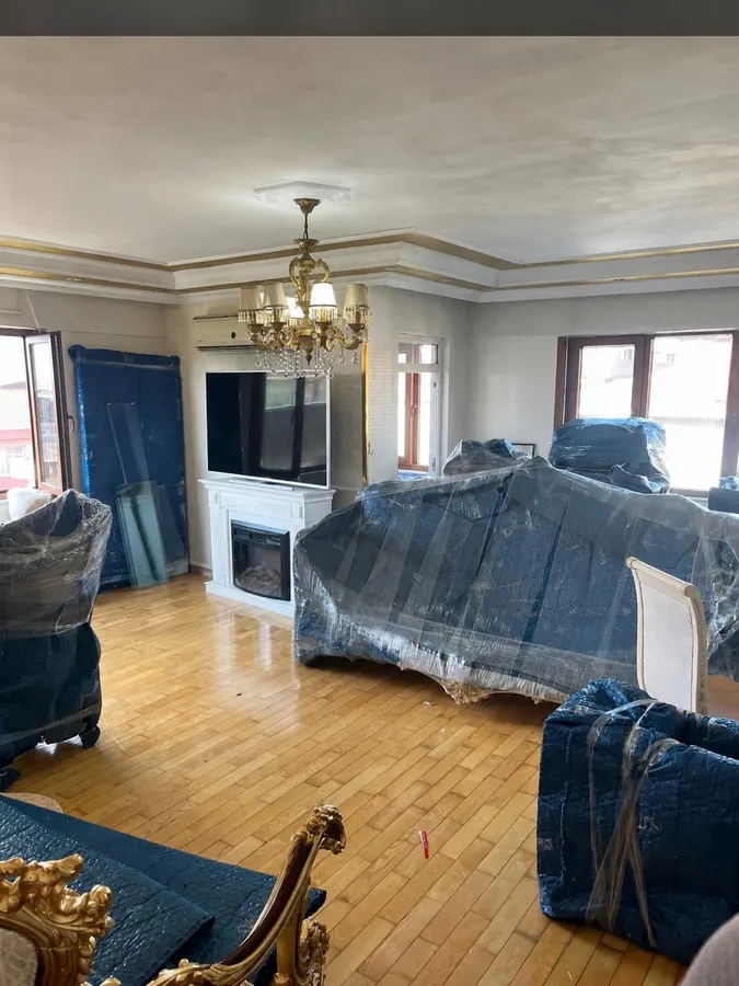 Salon eşyalarının şehirler arası taşıma için paketlenmesi
