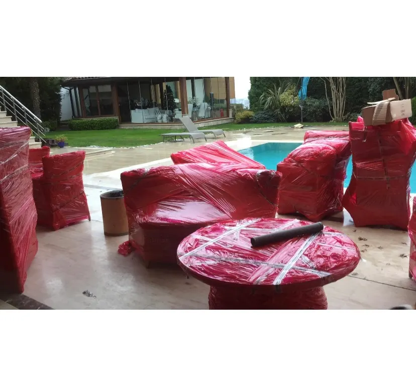 Villa eşyalarının bahçe alanında paketlenmesi